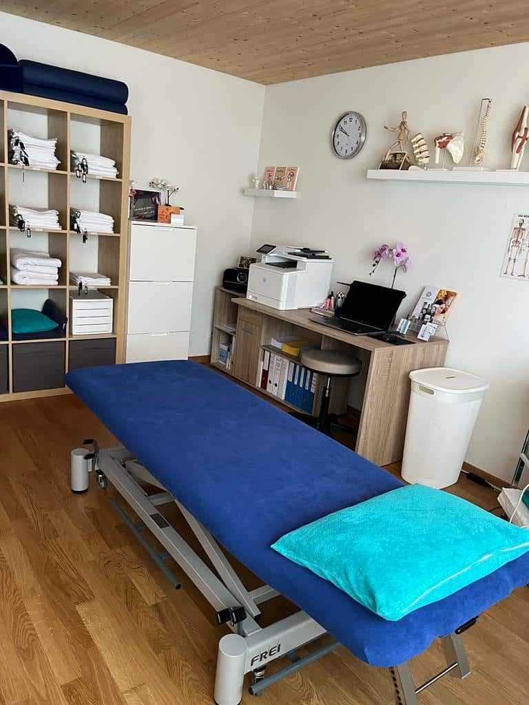Behandlungsraum mit Therapieliege