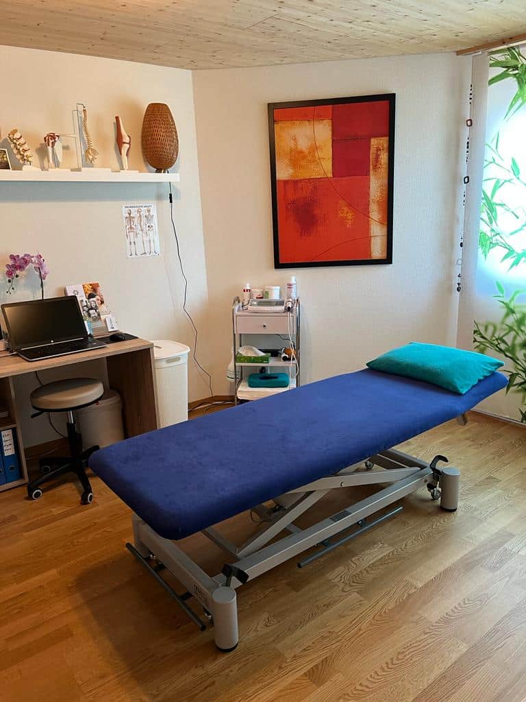 Behandlungsraum mit Anatomie-Modellen