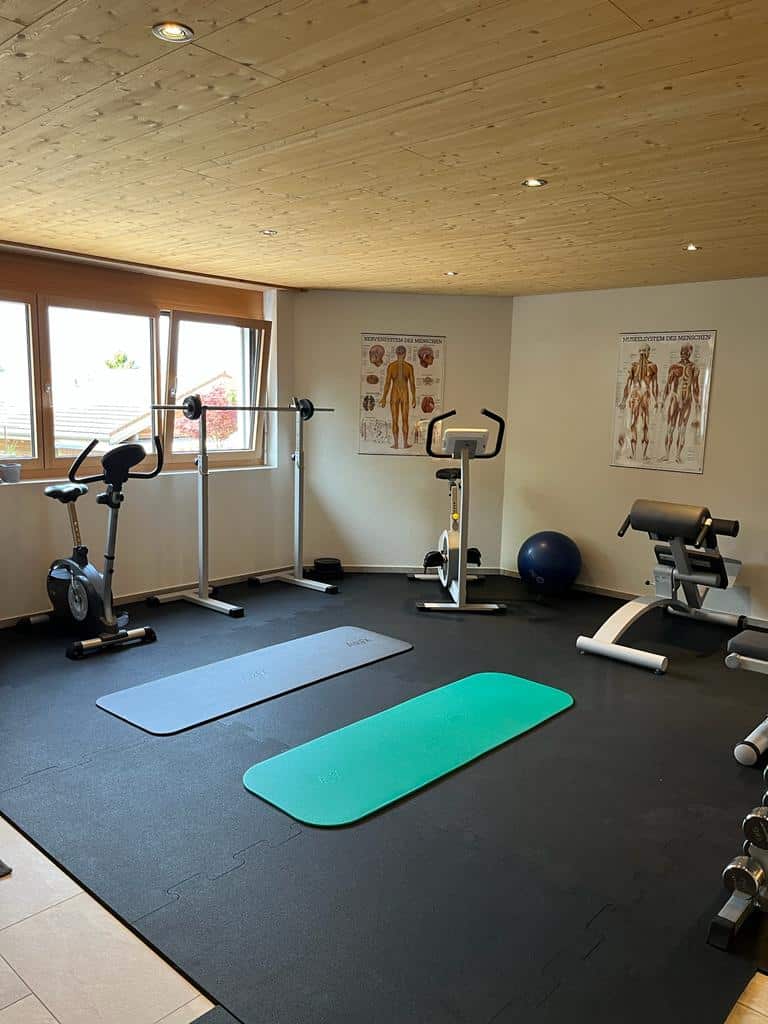 Trainingsraum mit Geräten für medizinische Trainingstherapie